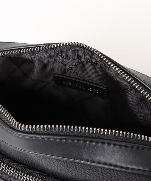 MICHAEL KORS(マイケルコース)の「EW FLIGHT BAG クロスボディ(ショルダーバッグ・メンズ・ブラック・FREE)」の4枚目の写真