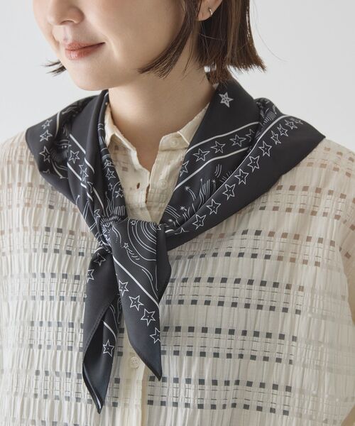 AMERICAN HOLIC（アメリカンホリック）の「シルキーバンダナ柄スカーフ（バンダナ/スカーフ・レディース・ブルー/ブラック/アイボリー・FREE）」の5枚目の写真
