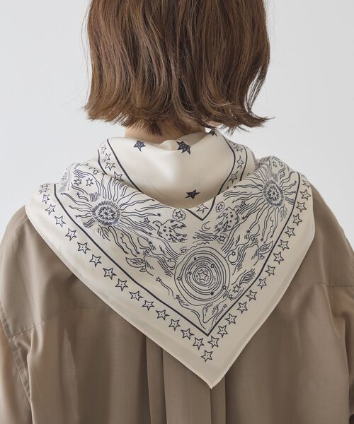 AMERICAN HOLIC（アメリカンホリック）の「シルキーバンダナ柄スカーフ（バンダナ/スカーフ・レディース・ブルー/ブラック/アイボリー・FREE）」の7枚目の写真