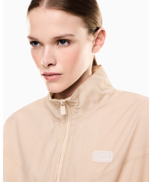 EMPORIO ARMANI EA7（エンポリオアルマーニイーエーセブン）の「【エンポリオ アルマーニ EA7】ジャケット ナイロン（ナイロンジャケット・レディース・アイボリー・MEDIUM/SMALL/X-SMALL）」の4枚目の写真