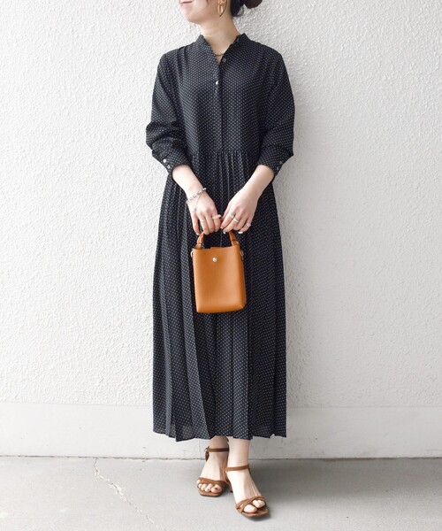 SHIPS any（シップス エニィ）の「SHIPS any:〈手洗い可能〉ドット バンドカラー プリーツ ロング ワンピース（ワンピース・レディース・ブラック/ネイビー・ONE SIZE）」の3枚目の写真