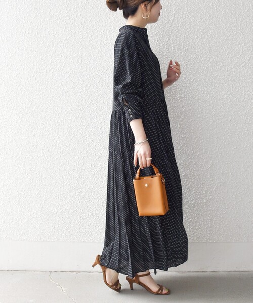 SHIPS any（シップス エニィ）の「SHIPS any:〈手洗い可能〉ドット バンドカラー プリーツ ロング ワンピース（ワンピース・レディース・ブラック/ネイビー・ONE SIZE）」の8枚目の写真