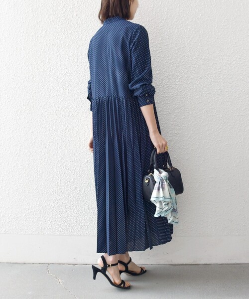 SHIPS any（シップス エニィ）の「SHIPS any:〈手洗い可能〉ドット バンドカラー プリーツ ロング ワンピース（ワンピース・レディース・ブラック/ネイビー・ONE SIZE）」の13枚目の写真