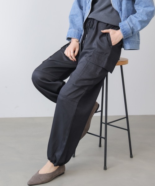 Bou Jeloud(ブージュルード)の「ヴィンテージサテンカーゴパンツ(その他パンツ・レディース・ブラック/ミント/アイボリー・38)」の3枚目の写真