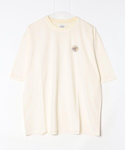 BEAVER(ビーバー)の「B omnivore/ビーオムニボー 天竺ピグメント ワンポイント フラワー刺繍 S/S TEE(Tシャツ/カットソー・メンズ・アイボリー・L/M)」の1枚目の写真