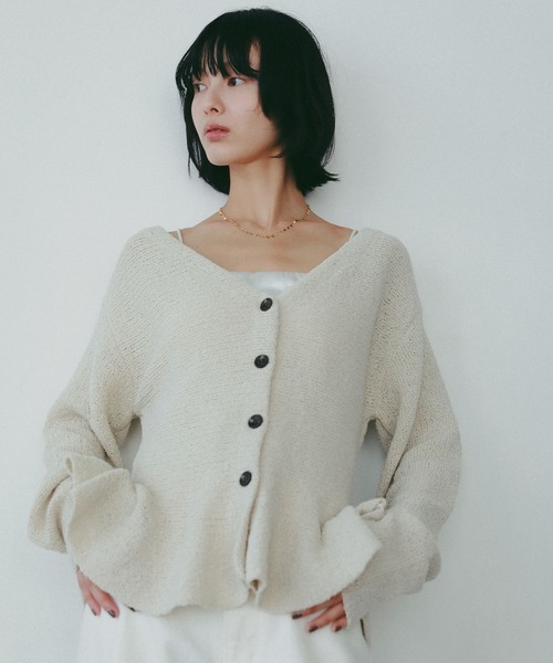 A part by（アパートバイ）の「ブークレペプラムニットカーディガン（カーディガン/ボレロ・レディース・キャメル/ブルー系その他4/アイボリー・FREE）」の2枚目の写真