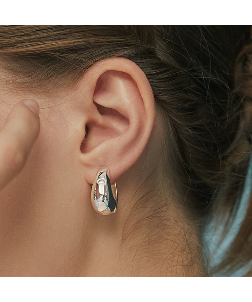 HEI（ヘイ）の「water drop one-touch earring（ピアス（両耳用）・レディース・ホワイト/ゴールド・FREE）」の2枚目の写真