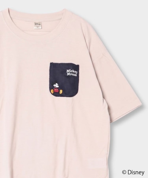 Disney(ディズニー)の「【Disney/ディズニー】キャラクター メンズ ニットポケット刺繍Tシャツ 梨地素材(アムンゼン)(Tシャツ/カットソー・メンズ・スミクロ/ベージュ・S/M/L/XL)」の4枚目の写真