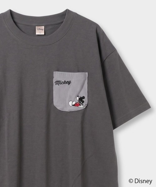 Disney(ディズニー)の「【Disney/ディズニー】キャラクター メンズ ニットポケット刺繍Tシャツ 梨地素材(アムンゼン)(Tシャツ/カットソー・メンズ・スミクロ/ベージュ・S/M/L/XL)」の5枚目の写真