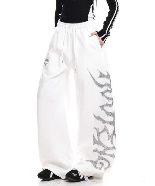 lilful（リルフル）の「【26年春夏新作】Y2K ラインストーンロゴ ワイドスウェットパンツ（スウェットパンツ・レディース・ホワイト/ブラック・L/M）」の2枚目の写真