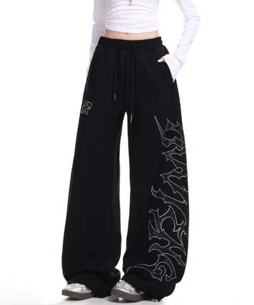 lilful（リルフル）の「【26年春夏新作】Y2K ラインストーンロゴ ワイドスウェットパンツ（スウェットパンツ・レディース・ホワイト/ブラック・L/M）」の5枚目の写真