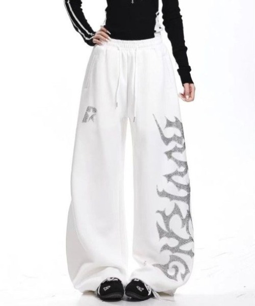 lilful（リルフル）の「【26年春夏新作】Y2K ラインストーンロゴ ワイドスウェットパンツ（スウェットパンツ・レディース・ホワイト/ブラック・L/M）」の3枚目の写真