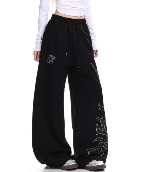 lilful（リルフル）の「【26年春夏新作】Y2K ラインストーンロゴ ワイドスウェットパンツ（スウェットパンツ・レディース・ホワイト/ブラック・L/M）」の6枚目の写真