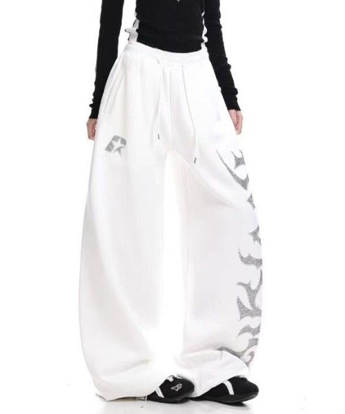 lilful（リルフル）の「【26年春夏新作】Y2K ラインストーンロゴ ワイドスウェットパンツ（スウェットパンツ・レディース・ホワイト/ブラック・L/M）」の4枚目の写真