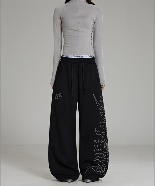 lilful（リルフル）の「【26年春夏新作】Y2K ラインストーンロゴ ワイドスウェットパンツ（スウェットパンツ・レディース・ホワイト/ブラック・L/M）」の13枚目の写真