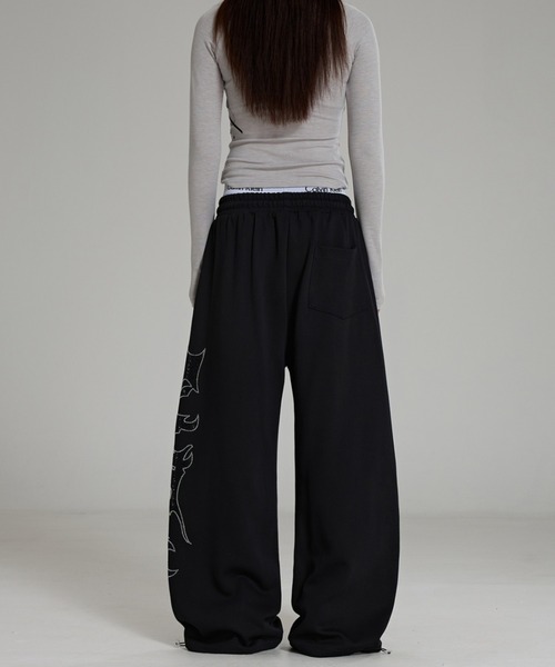lilful（リルフル）の「【26年春夏新作】Y2K ラインストーンロゴ ワイドスウェットパンツ（スウェットパンツ・レディース・ホワイト/ブラック・L/M）」の14枚目の写真