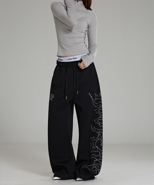 lilful（リルフル）の「【26年春夏新作】Y2K ラインストーンロゴ ワイドスウェットパンツ（スウェットパンツ・レディース・ホワイト/ブラック・L/M）」の17枚目の写真