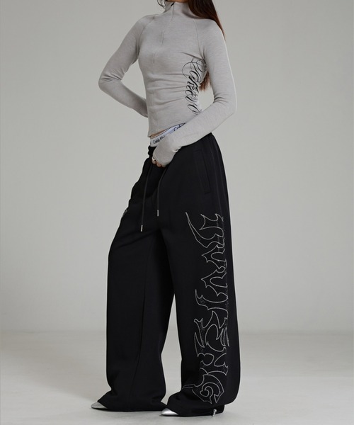 lilful（リルフル）の「【26年春夏新作】Y2K ラインストーンロゴ ワイドスウェットパンツ（スウェットパンツ・レディース・ホワイト/ブラック・L/M）」の16枚目の写真