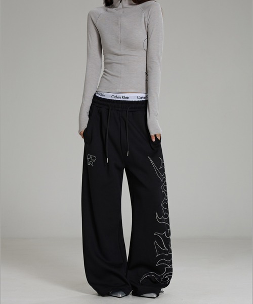 lilful（リルフル）の「【26年春夏新作】Y2K ラインストーンロゴ ワイドスウェットパンツ（スウェットパンツ・レディース・ホワイト/ブラック・L/M）」の15枚目の写真