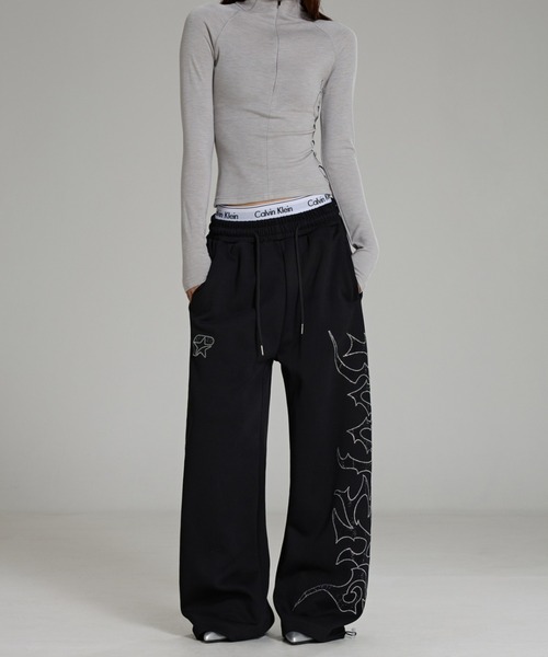 lilful（リルフル）の「【26年春夏新作】Y2K ラインストーンロゴ ワイドスウェットパンツ（スウェットパンツ・レディース・ホワイト/ブラック・L/M）」の19枚目の写真