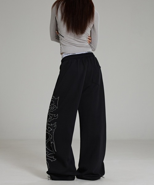 lilful（リルフル）の「【26年春夏新作】Y2K ラインストーンロゴ ワイドスウェットパンツ（スウェットパンツ・レディース・ホワイト/ブラック・L/M）」の20枚目の写真