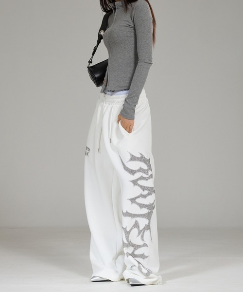 lilful（リルフル）の「【26年春夏新作】Y2K ラインストーンロゴ ワイドスウェットパンツ（スウェットパンツ・レディース・ホワイト/ブラック・L/M）」の9枚目の写真