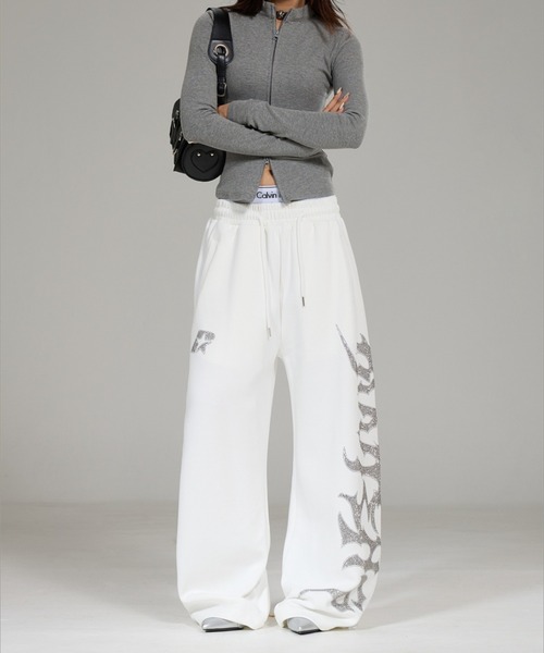 lilful（リルフル）の「【26年春夏新作】Y2K ラインストーンロゴ ワイドスウェットパンツ（スウェットパンツ・レディース・ホワイト/ブラック・L/M）」の11枚目の写真