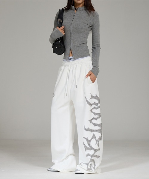 lilful（リルフル）の「【26年春夏新作】Y2K ラインストーンロゴ ワイドスウェットパンツ（スウェットパンツ・レディース・ホワイト/ブラック・L/M）」の12枚目の写真