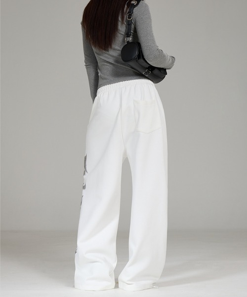 lilful（リルフル）の「【26年春夏新作】Y2K ラインストーンロゴ ワイドスウェットパンツ（スウェットパンツ・レディース・ホワイト/ブラック・L/M）」の10枚目の写真