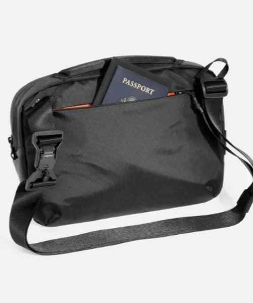 Aer(エアー)の「Aer(エアー)Day Sling 4 Max X-Pac AER-29074(ショルダーバッグ・メンズ・ブラック・F)」の9枚目の写真