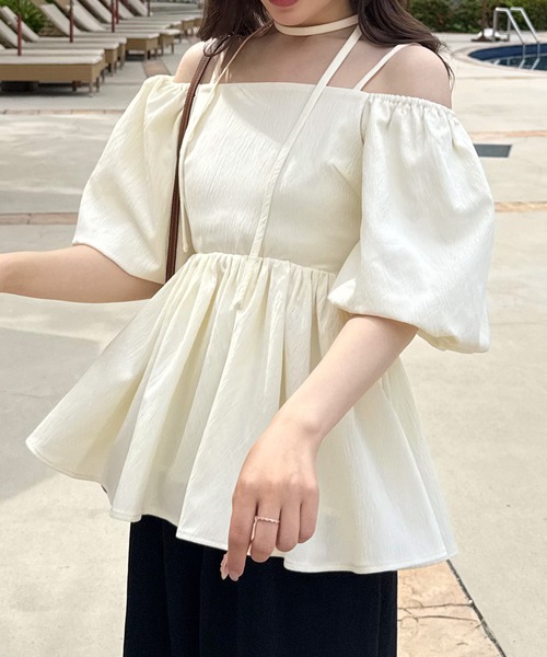 junoah（ジュノア）の「チョーカー付きバックスリットペプラムトップス（シャツ/ブラウス・レディース・アイボリー/ブラック/ライトブルー・LARGE/MEDIUM/SMALL）」の4枚目の写真