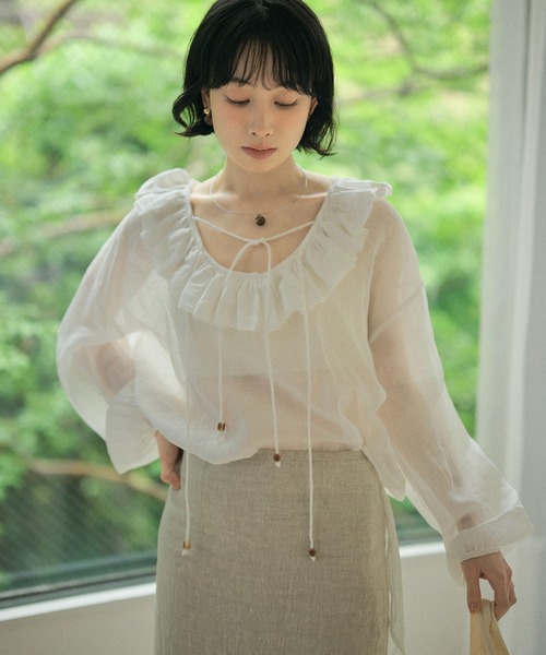 LAULEN(ローレン)の「ruffled neck sheer ramie blouse / ラッフルネックシアーラミーブラウス(シャツ/ブラウス・レディース・ホワイト/ブラック・FREE)」の1枚目の写真