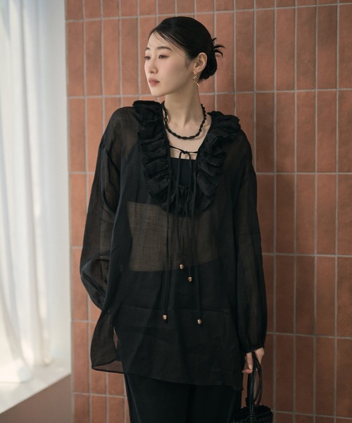LAULEN(ローレン)の「ruffled neck sheer ramie blouse / ラッフルネックシアーラミーブラウス(シャツ/ブラウス・レディース・ホワイト/ブラック・FREE)」の2枚目の写真