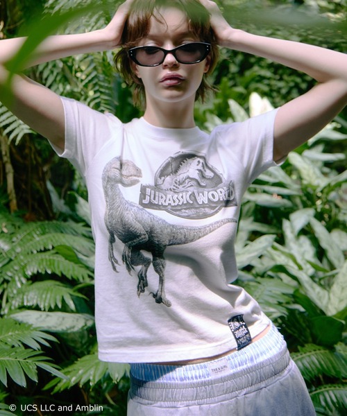 X-girl（エックスガール）の「X-girl x JURASSIC WORLD S/S BABY TEE（Tシャツ/カットソー・レディース・ブラック/ホワイト・S/M）」の2枚目の写真