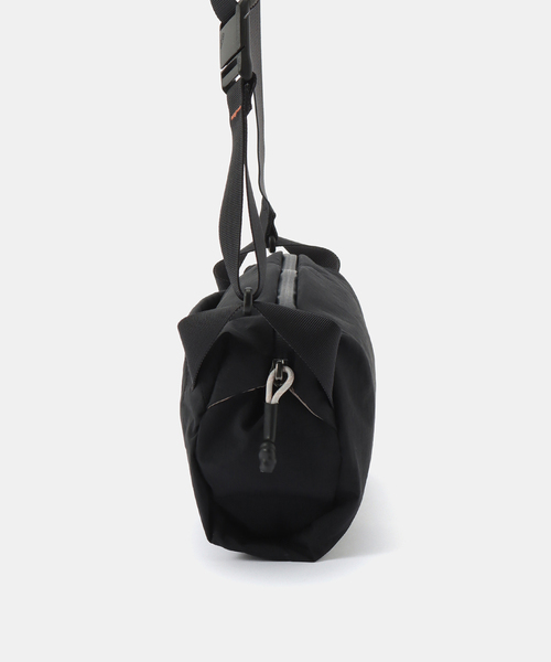 VERMEIL par iena(ヴェルメイユパーイエナ)の「《追加》Bellroy ベルロイ Lite Sling BLLA-BLK-234(ショルダーバッグ・レディース・ブラック・FREE)」の5枚目の写真