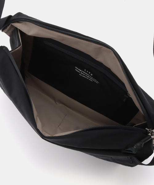 VERMEIL par iena(ヴェルメイユパーイエナ)の「《追加》Bellroy ベルロイ Lite Sling BLLA-BLK-234(ショルダーバッグ・レディース・ブラック・FREE)」の8枚目の写真