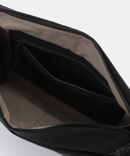 VERMEIL par iena(ヴェルメイユパーイエナ)の「《追加》Bellroy ベルロイ Lite Sling BLLA-BLK-234(ショルダーバッグ・レディース・ブラック・FREE)」の9枚目の写真