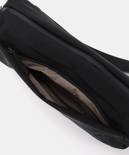 VERMEIL par iena(ヴェルメイユパーイエナ)の「《追加》Bellroy ベルロイ Lite Sling BLLA-BLK-234(ショルダーバッグ・レディース・ブラック・FREE)」の10枚目の写真