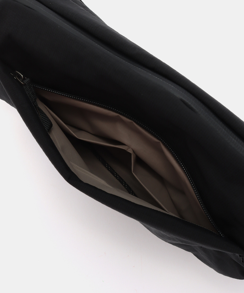 VERMEIL par iena(ヴェルメイユパーイエナ)の「《追加》Bellroy ベルロイ Lite Sling BLLA-BLK-234(ショルダーバッグ・レディース・ブラック・FREE)」の12枚目の写真