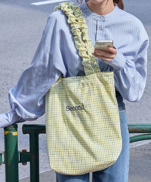 BONLECILL Marche(ボンルシールマルシェ)の「【BONLECILL Marche】ギャザーハンドルチェック柄トートバッグ(トートバッグ・レディース・ブラック/ブルー/イエロー/ベージュ・FREE)」の4枚目の写真