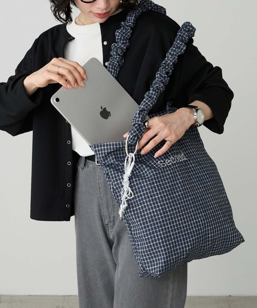 BONLECILL Marche(ボンルシールマルシェ)の「【BONLECILL Marche】ギャザーハンドルチェック柄トートバッグ(トートバッグ・レディース・ブラック/ブルー/イエロー/ベージュ・FREE)」の7枚目の写真