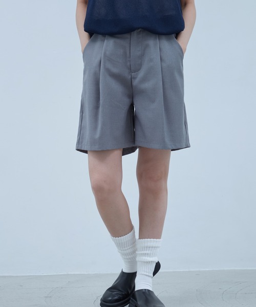 OFROOM(オフルーム)の「Tuck Half Pants|タックハーフパンツ(その他パンツ・レディース・ブラック/グレー/ベージュ・SMALL/MEDIUM/LARGE)」の3枚目の写真