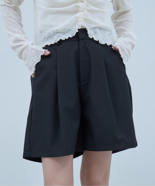 OFROOM(オフルーム)の「Tuck Half Pants|タックハーフパンツ(その他パンツ・レディース・ブラック/グレー/ベージュ・SMALL/MEDIUM/LARGE)」の2枚目の写真