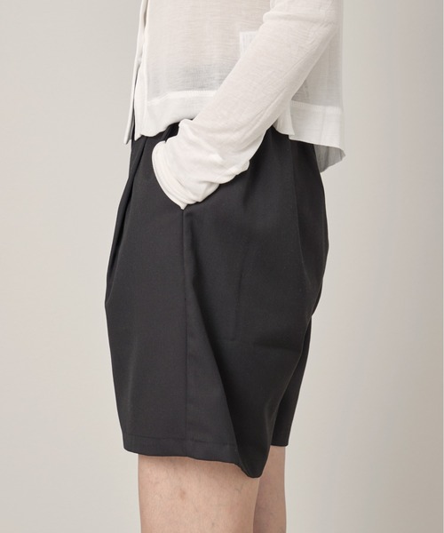 OFROOM(オフルーム)の「Tuck Half Pants|タックハーフパンツ(その他パンツ・レディース・ブラック/グレー/ベージュ・SMALL/MEDIUM/LARGE)」の4枚目の写真