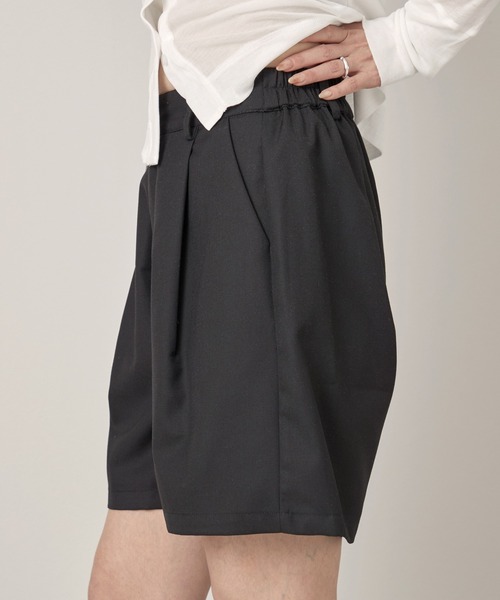 OFROOM(オフルーム)の「Tuck Half Pants|タックハーフパンツ(その他パンツ・レディース・ブラック/グレー/ベージュ・SMALL/MEDIUM/LARGE)」の5枚目の写真