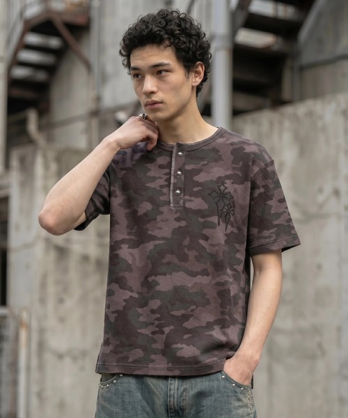 FREE DEE(フリー ディー)の「A'GEM/9 × .kom 『FREEDEE/フリーディー』クロス刺繍ヘンリーネックワッフルTシャツ(Tシャツ/カットソー・メンズ・カーキ/ブラック/アイボリー/チャコールグレー/A/レッド・M/L)」の6枚目の写真