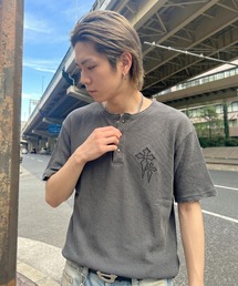 FREE DEE（フリー ディー）の「A'GEM/9 × .kom 『FREEDEE/フリーディー』クロス刺繍ヘンリーネックワッフルTシャツ（Tシャツ/カットソー）」