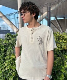 FREE DEE（フリー ディー）の「A'GEM/9 × .kom 『FREEDEE/フリーディー』クロス刺繍ヘンリーネックワッフルTシャツ（Tシャツ/カットソー）」