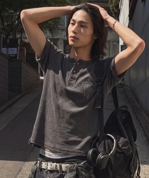 極美品☆アトリエフランセ デ コンフェクション別注 ヘンリーネック 長袖シャツ A'GEM/9 × .kom 『FREEDEE/フリーディー』クロス刺繍ヘンリーネック
