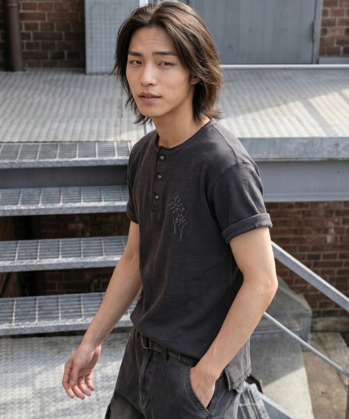 A'GEM/9 × .kom 『FREEDEE/フリーディー』クロス刺繍ヘンリーネック